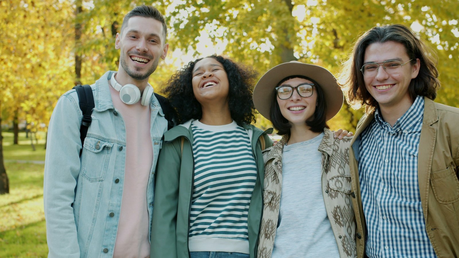 Un groupe d'amis souriants en plein air