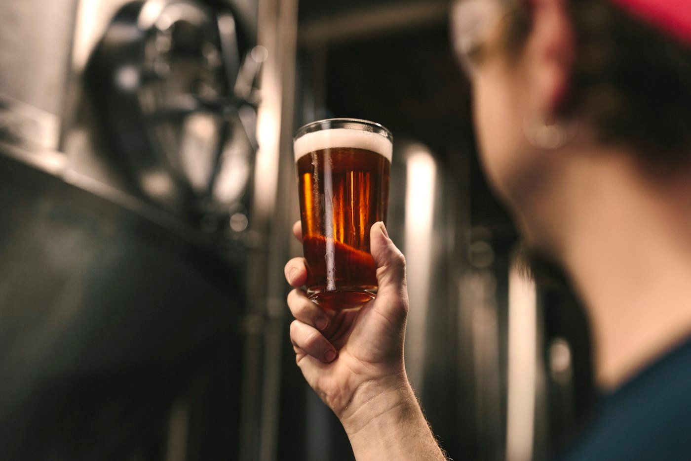 Un verre de bière blonde dans une brasserie