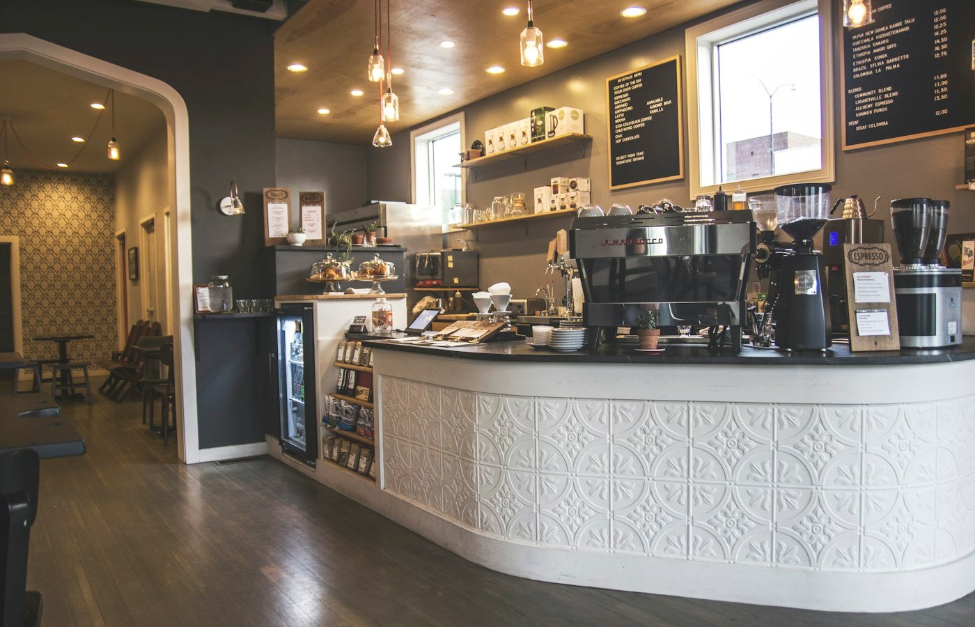 Le comptoir d'un café de village