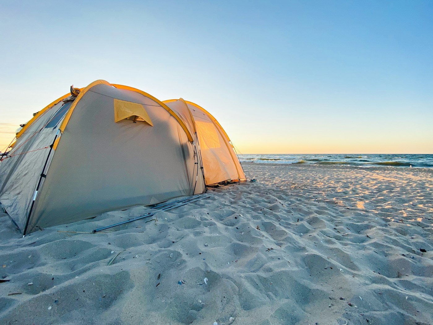 Une tente sur la plage au coucher du soleil