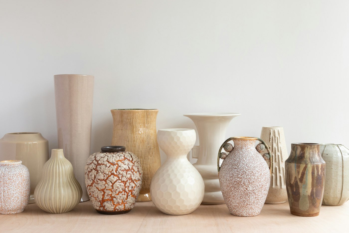 Vases de céramique aux tons neutres