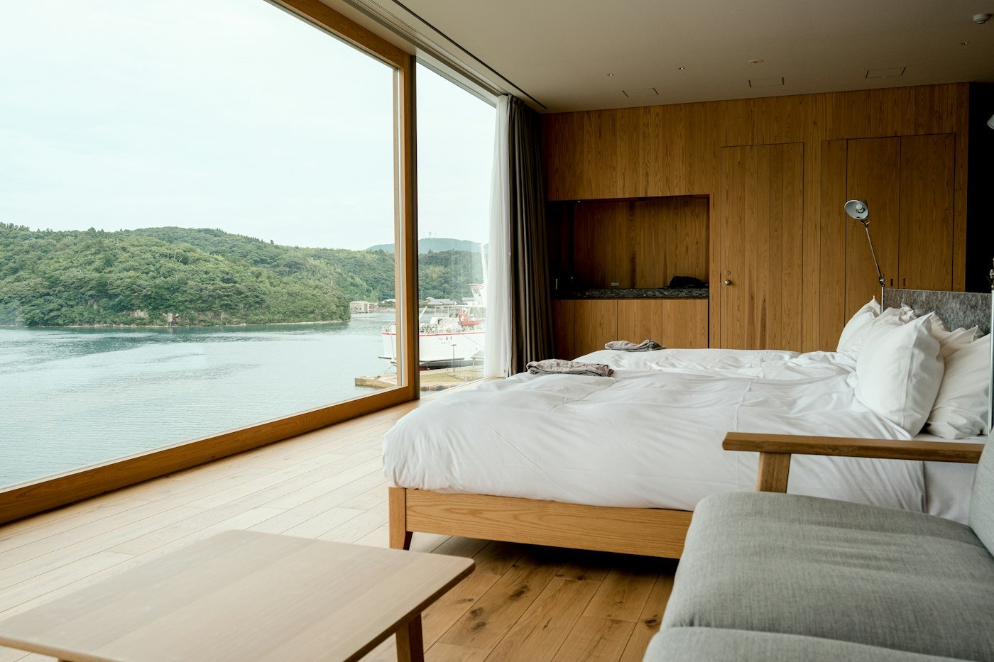 Chambre avec grande fenêtre ouverte sur la mer