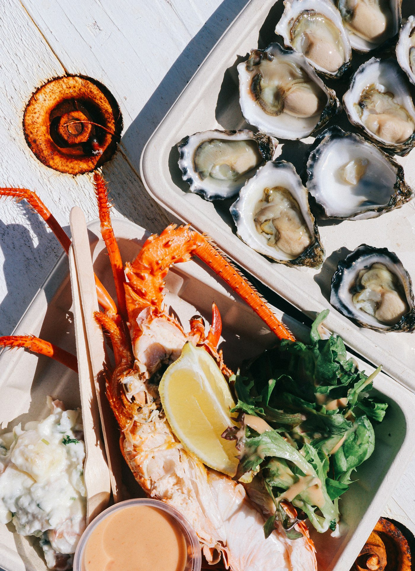 Homard et huîtres sur un plateau