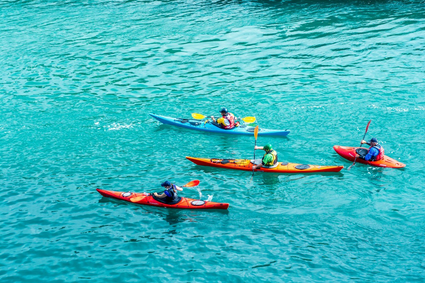Kayakistes sur une eau turquoise