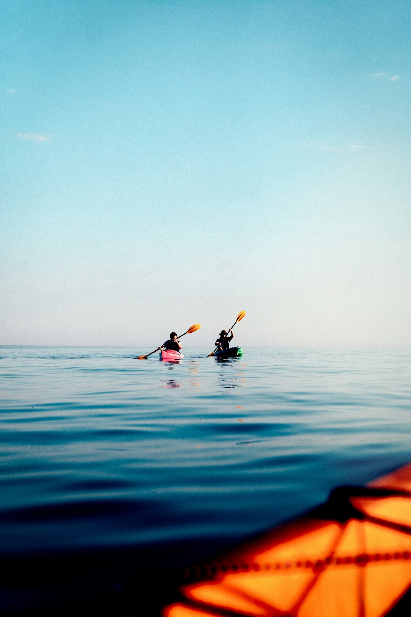 Kayakiste sur une mer bleue