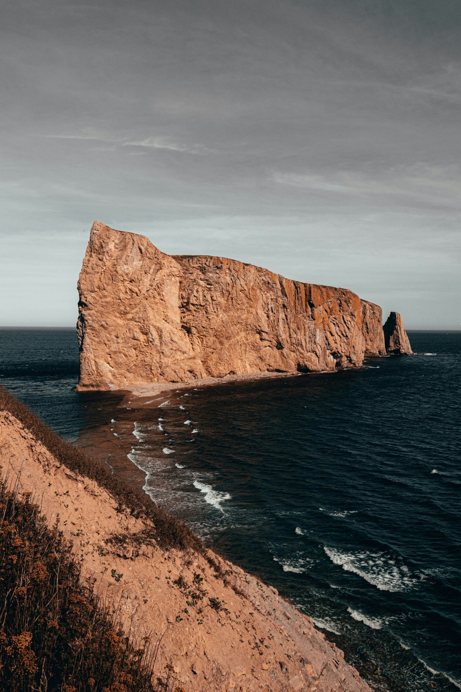 Le Rocher Percé au lever du jour, vu depuis la côte