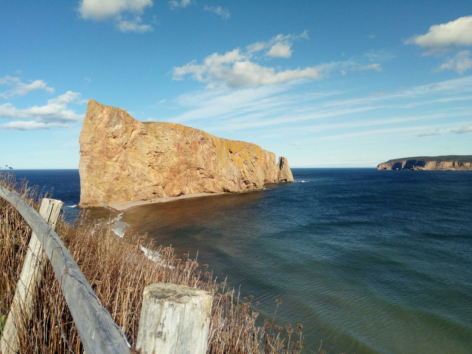 Le Rocher Percé et la côte au soleil